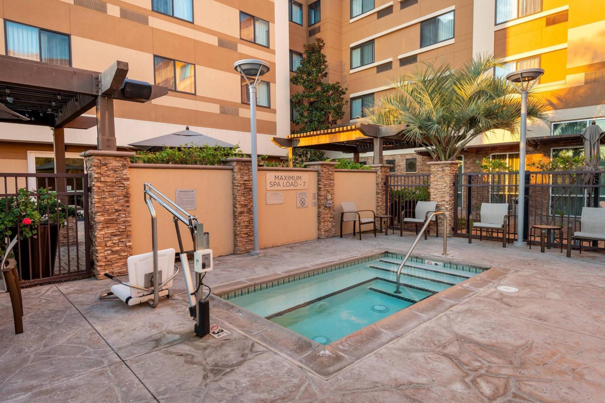 Courtyard By Marriott San Diego Oceanside Exterior photo